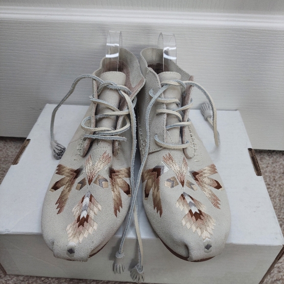 TOMS Embroidered Suede Leather Tribal Boots Size 10 - Picture 1 of 8